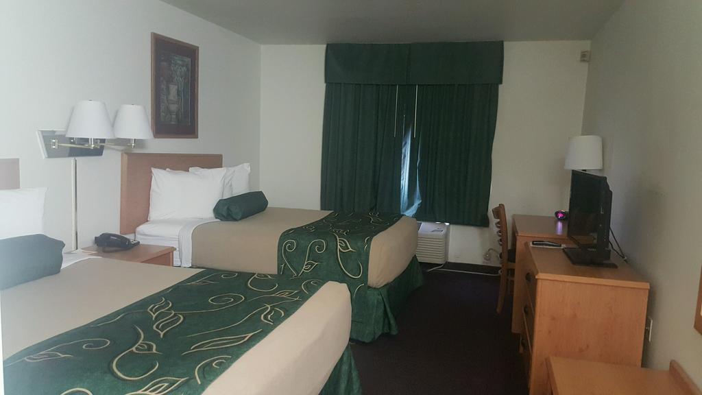 Travelodge By Wyndham Clinton Valley West Court Exterior photo